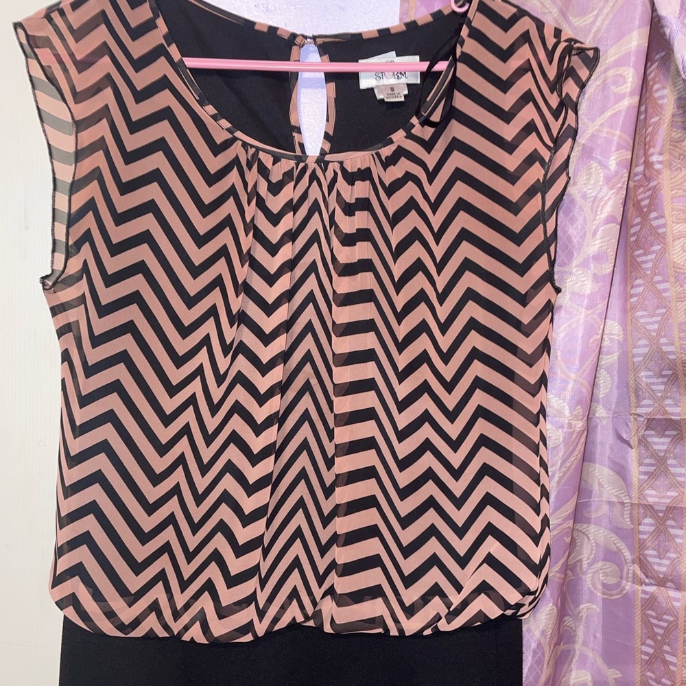 Pink with black chevron design. And the bottom half black.